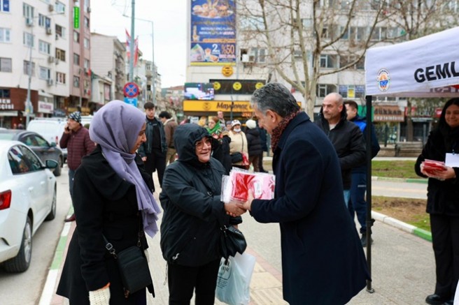 Gemlik Belediyesi’nden Türk Bayrağı Dağıtımı