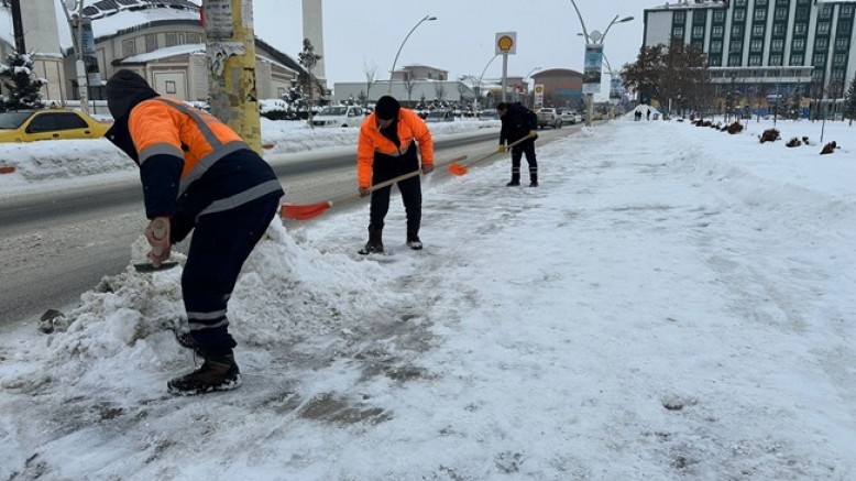 KENT GENELİNDE KALDIRIMLARDA KAR TEMİZLEME ÇALIŞMALARI  SÜRÜYOR