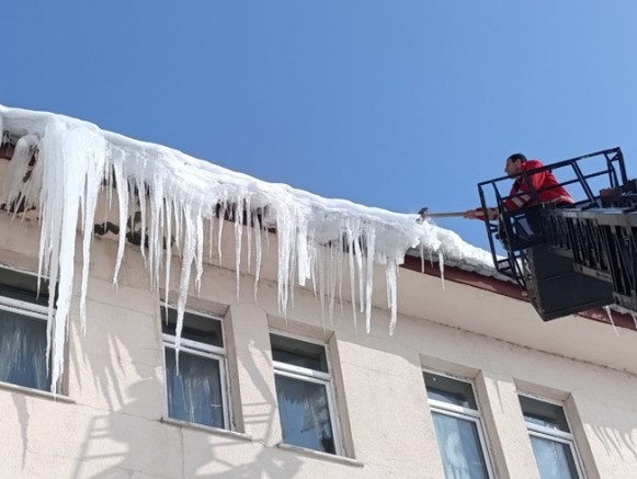 OKUL VE CAMİLERDE BUZ SARKITLARINA MÜDAHALE