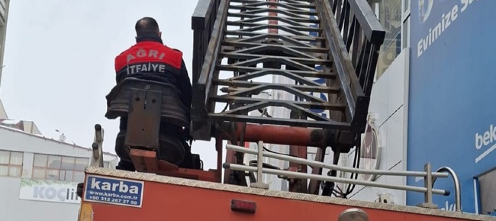 SAÇAKLARDA OLUŞAN BUZ SARKITLARINA MÜDAHALE EDİLDİ