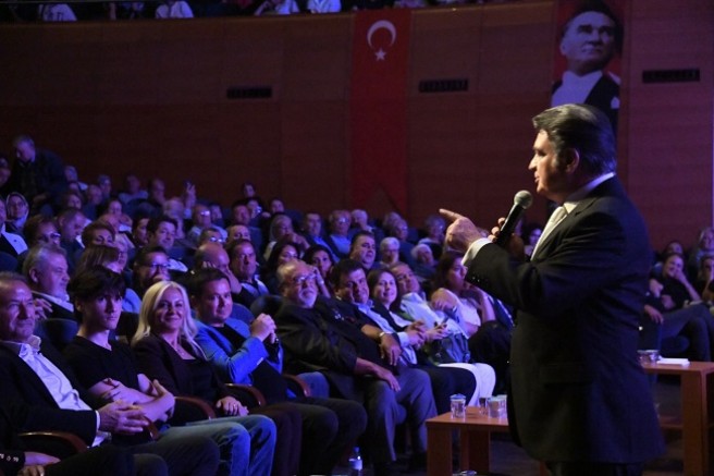 Sanat Güneşi Zeki Müren Osmangazi’de en sevilen şarkılarıyla anıldı