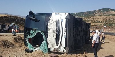 Bingöl'de yolcu otobüsü devrildi: 14 kişi yaralandı