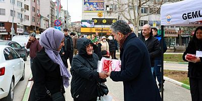 Gemlik Belediyesi’nden Türk Bayrağı Dağıtımı