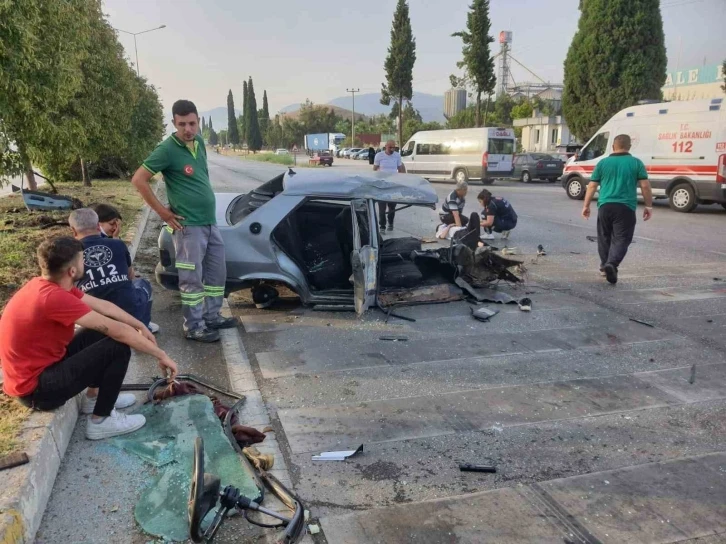 GÜNDEM Freni patlayan otomobil paramparça olup yola saçıldı: 5 yaralı