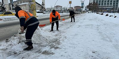 KENT GENELİNDE KALDIRIMLARDA KAR TEMİZLEME ÇALIŞMALARI  SÜRÜYOR