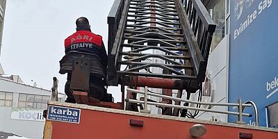 SAÇAKLARDA OLUŞAN BUZ SARKITLARINA MÜDAHALE EDİLDİ